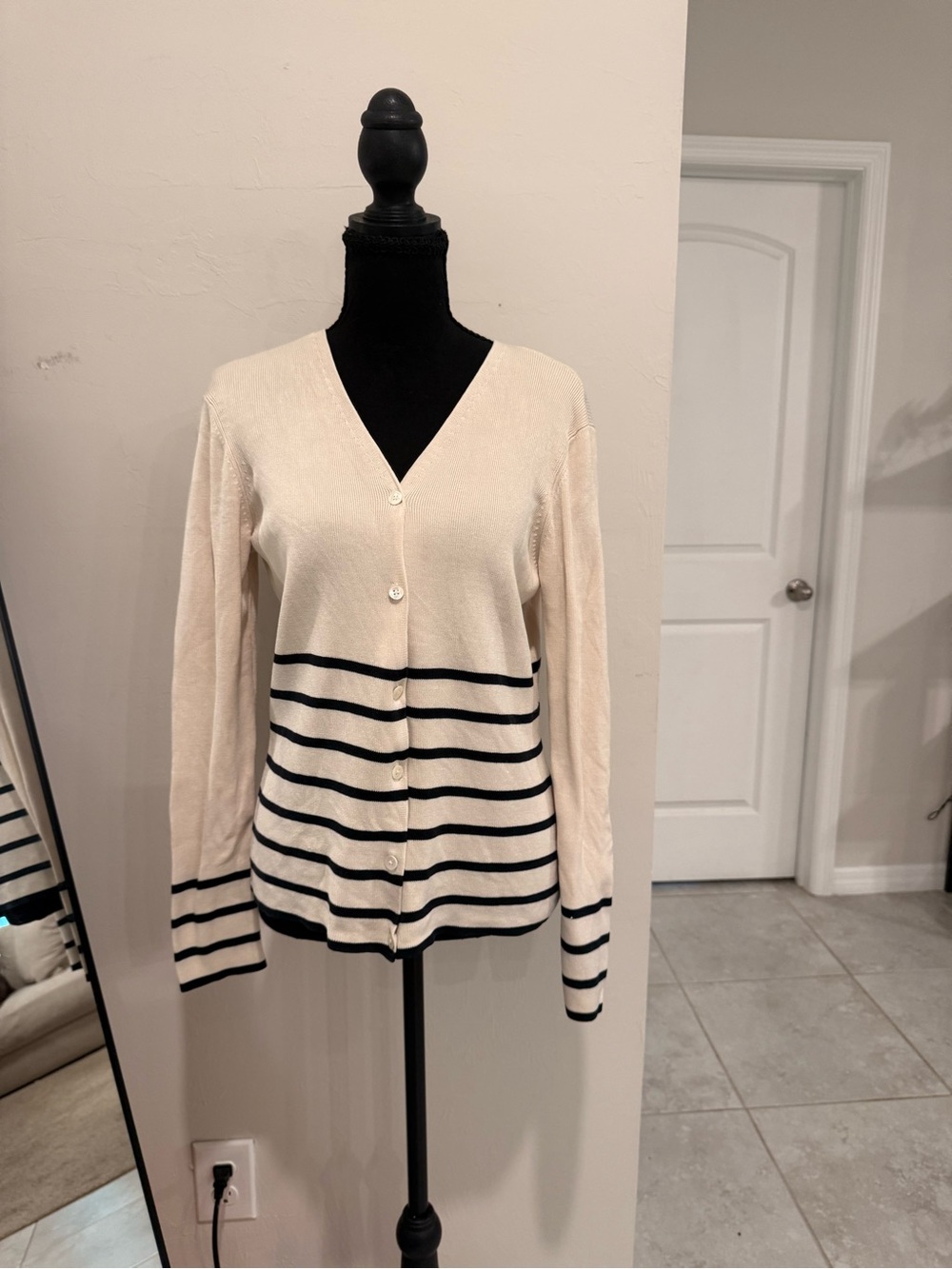 Lauren Ralph Lauren Cream and Navy Striped V-Neck Classic Preppy Cardigan - Picture 2 of 9